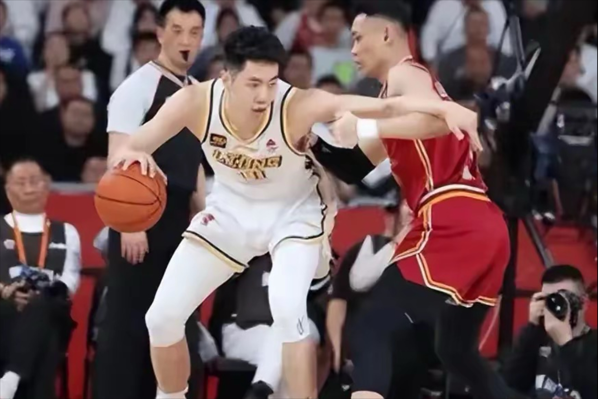 爱游戏官网-关于广厦男篮发布备战花絮，清晨临场应变，亚冠任务艰巨，更衣室氛围转暖的信息